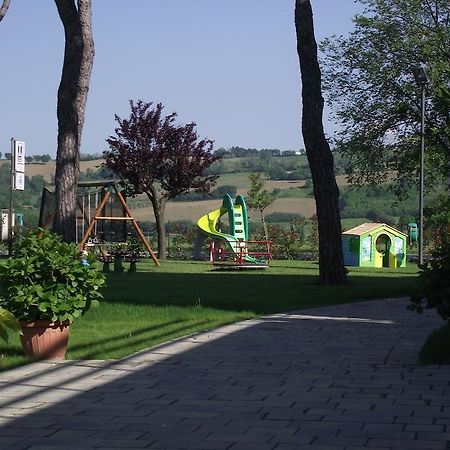 Hotel Ausonia Monte Porzio Екстер'єр фото