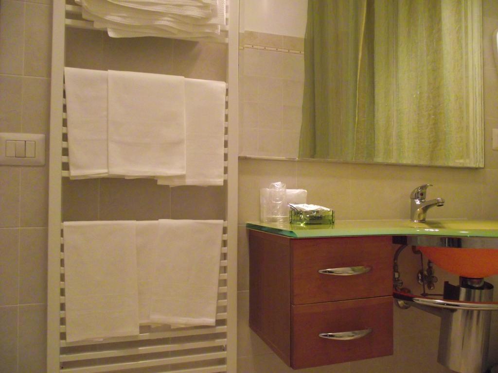 Hotel Ausonia Monte Porzio Екстер'єр фото