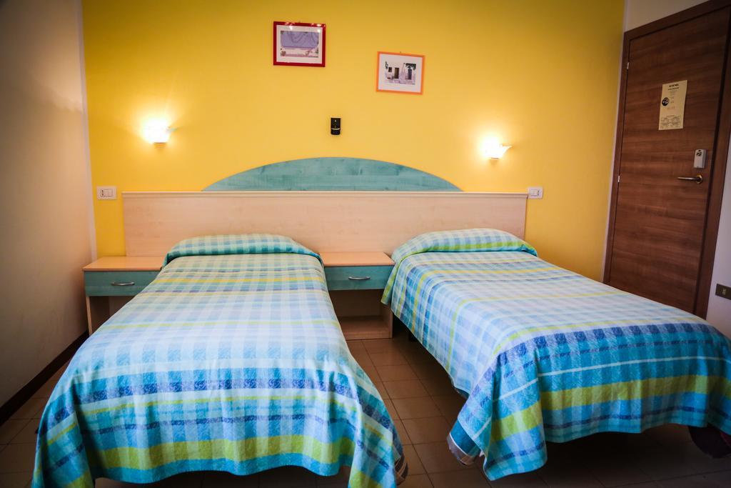 Hotel Ausonia Monte Porzio Екстер'єр фото