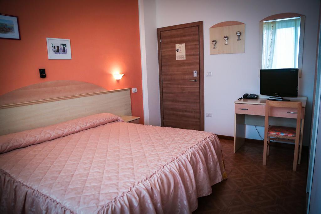 Hotel Ausonia Monte Porzio Екстер'єр фото