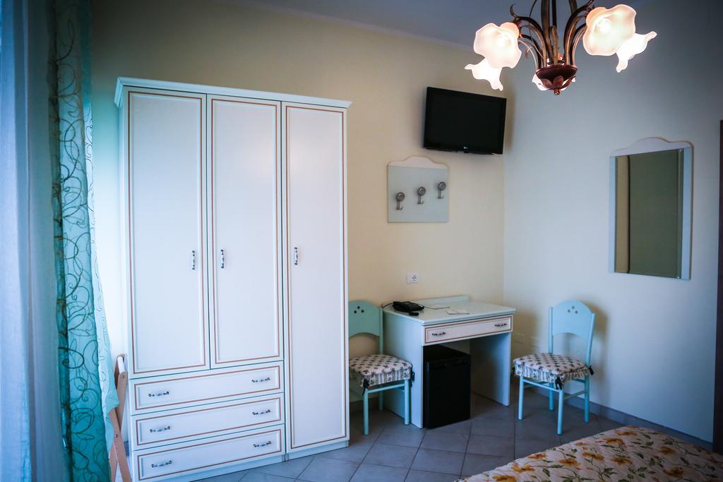 Hotel Ausonia Monte Porzio Екстер'єр фото