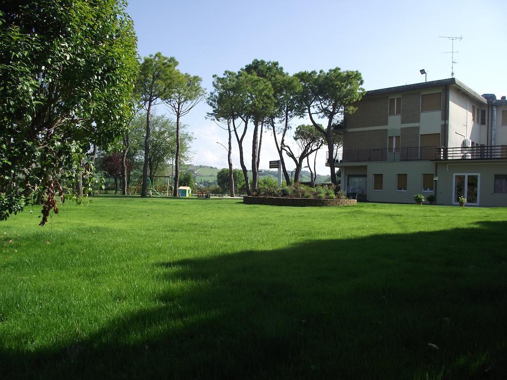 Hotel Ausonia Monte Porzio Екстер'єр фото