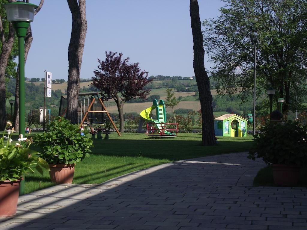 Hotel Ausonia Monte Porzio Екстер'єр фото