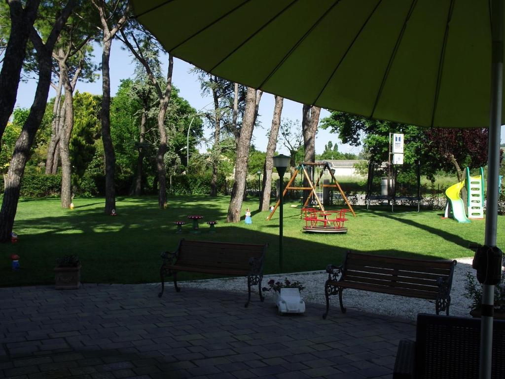 Hotel Ausonia Monte Porzio Екстер'єр фото