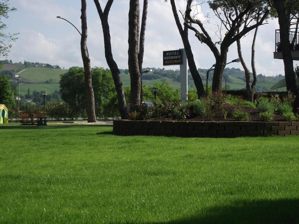 Hotel Ausonia Monte Porzio Екстер'єр фото