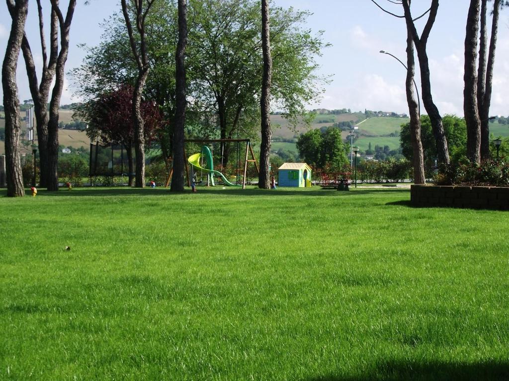 Hotel Ausonia Monte Porzio Екстер'єр фото