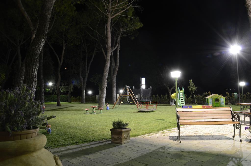 Hotel Ausonia Monte Porzio Екстер'єр фото