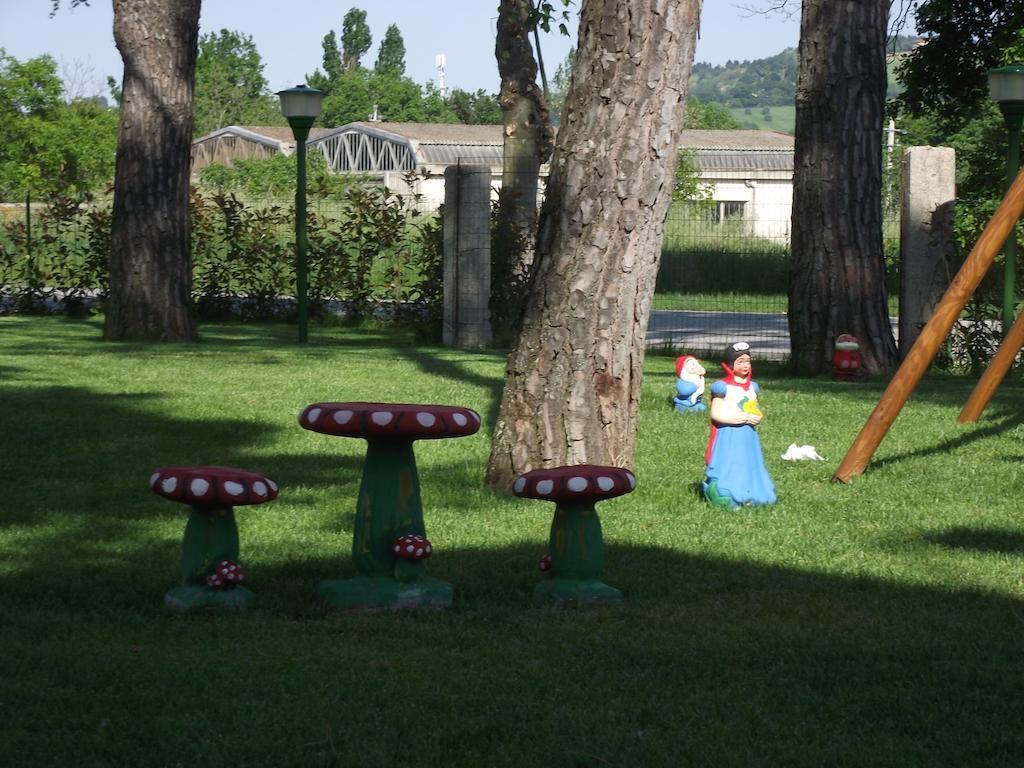 Hotel Ausonia Monte Porzio Екстер'єр фото