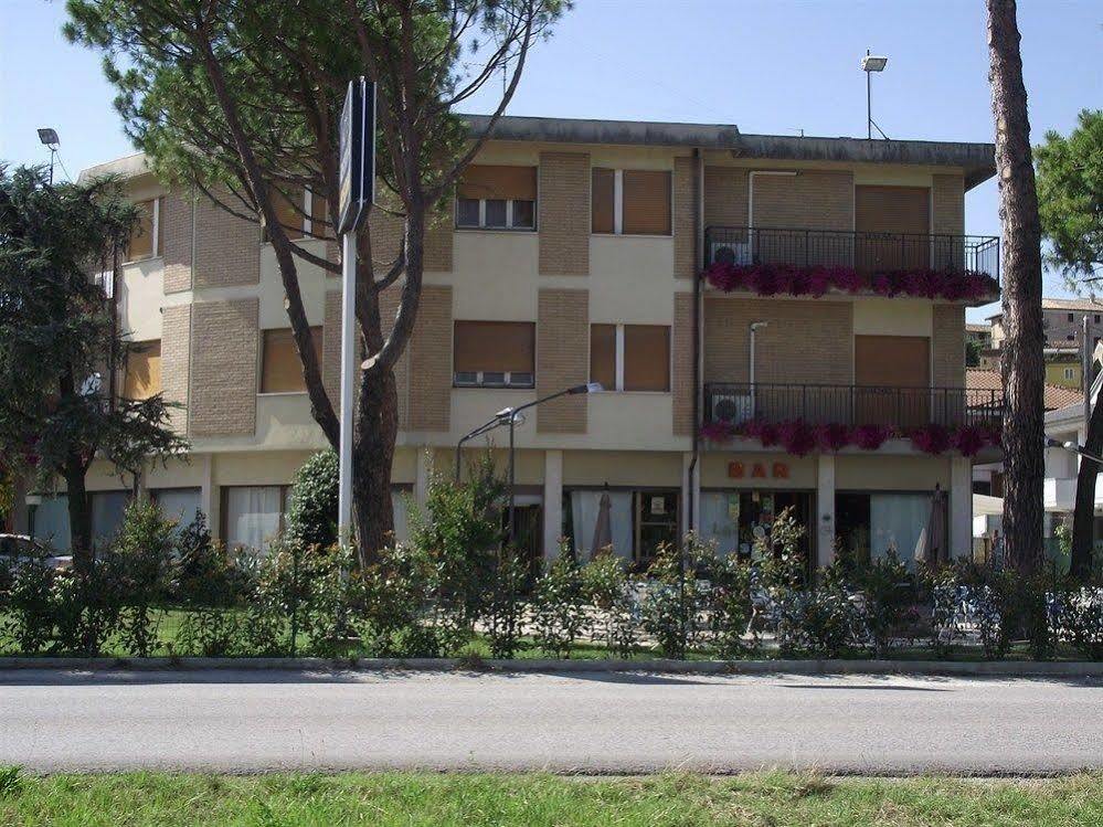 Hotel Ausonia Monte Porzio Екстер'єр фото