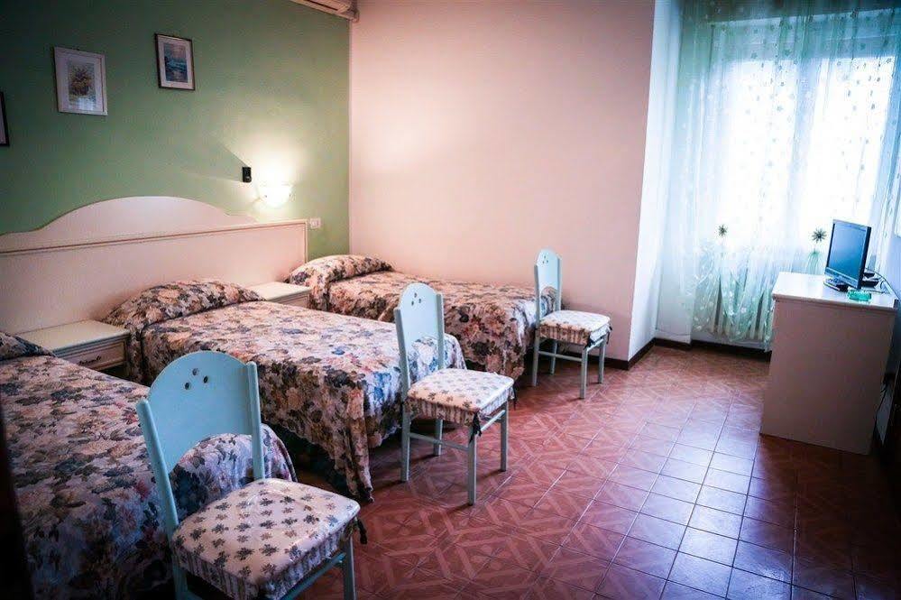 Hotel Ausonia Monte Porzio Екстер'єр фото