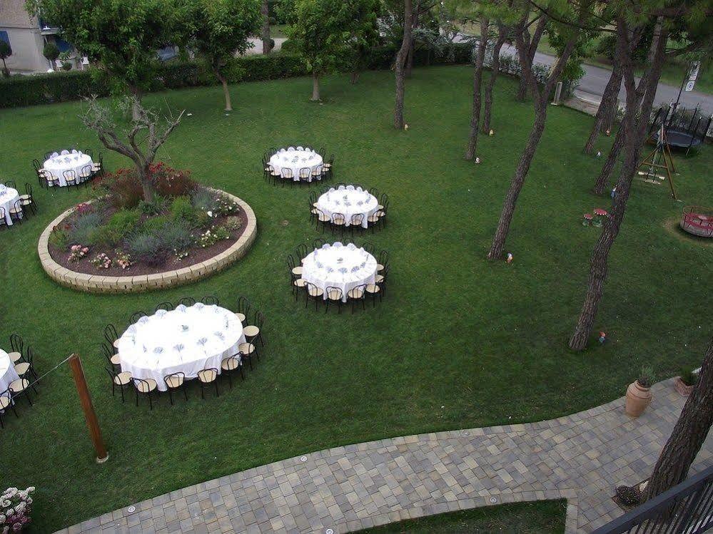 Hotel Ausonia Monte Porzio Екстер'єр фото