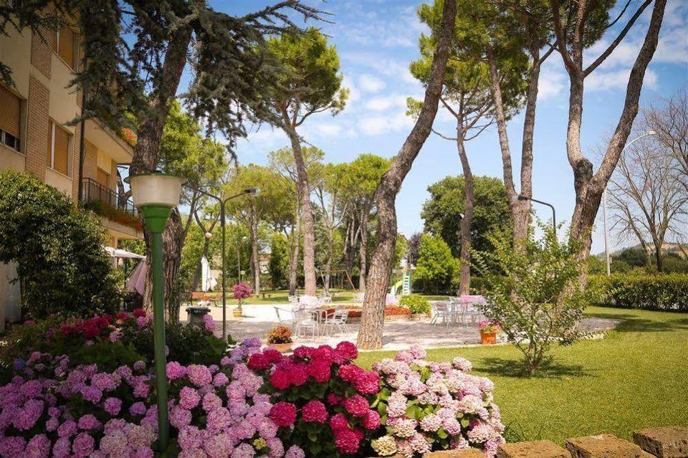 Hotel Ausonia Monte Porzio Екстер'єр фото