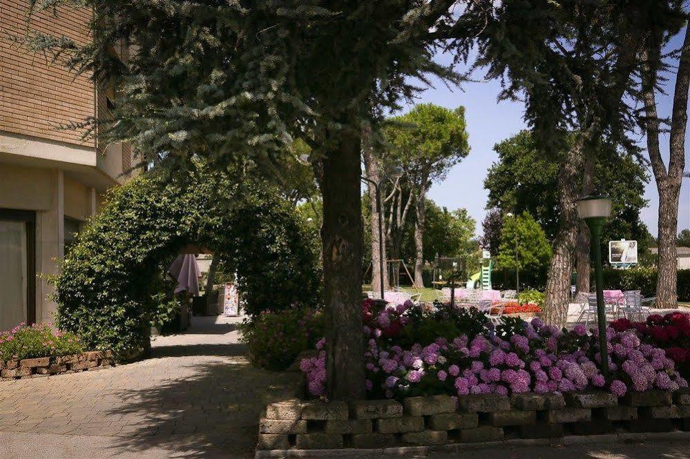Hotel Ausonia Monte Porzio Екстер'єр фото