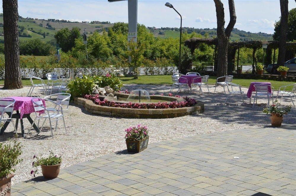 Hotel Ausonia Monte Porzio Екстер'єр фото